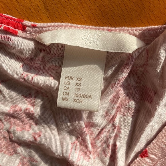 FLAT Rs. 500 (free ship) H&M Cute floral top with bell sleeves - Picture 3 of 8